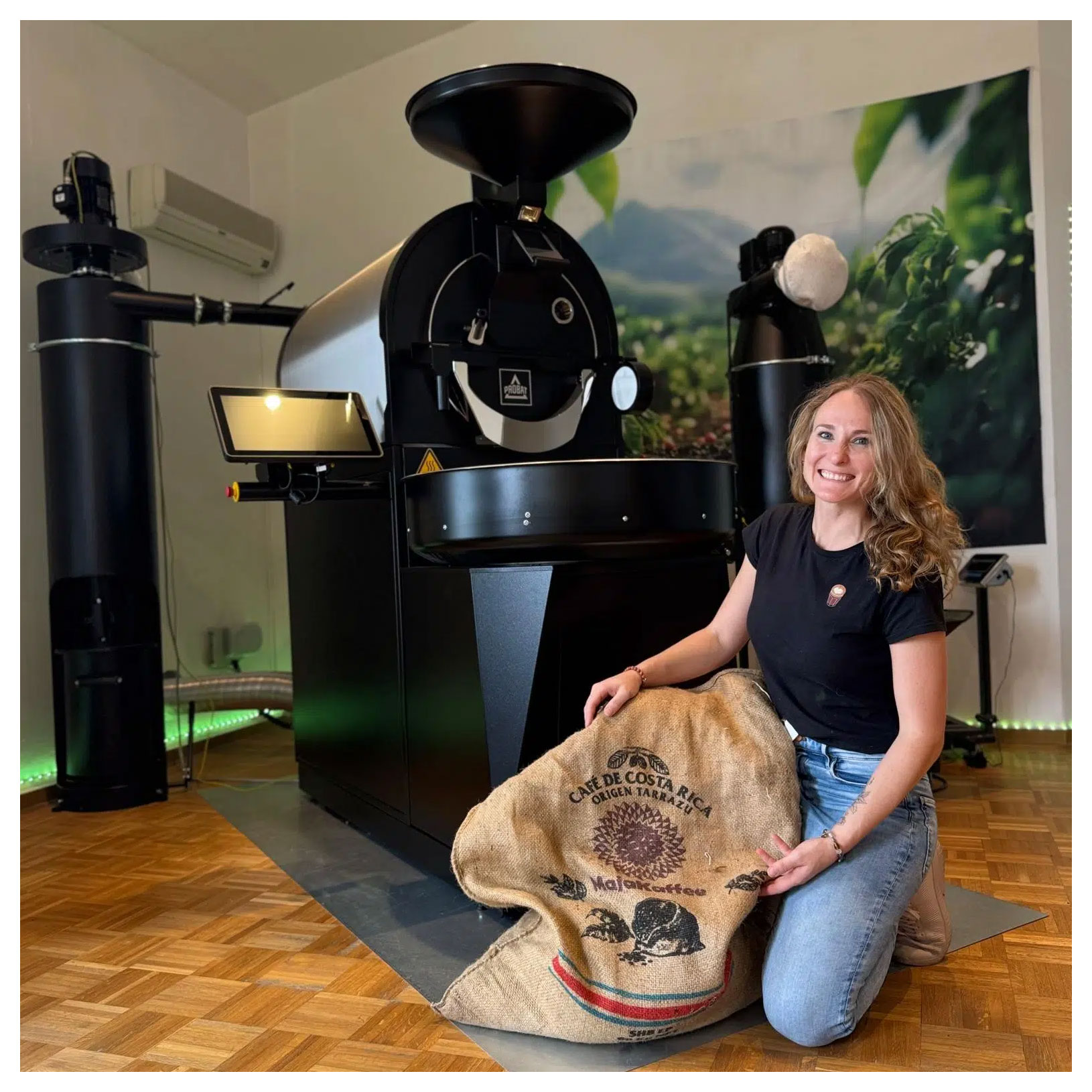 Maja mit Kaffeesack Inhaberin Maja Elvers mit Probat Röstmaschine - MajaKaffee Rösterei